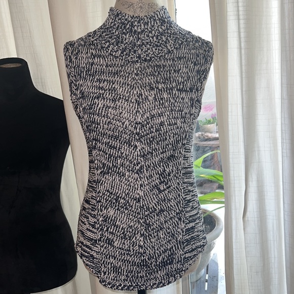 WHBM sleeveless knit sweater shirt women’s blouse top crochet navy & white XS - Picture 2 of 10